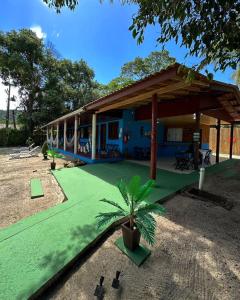 uma casa com um relvado verde em frente em Pousada Pé Na Areia - ilha do mel em Paranaguá