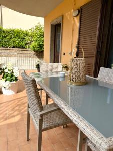 una mesa azul y sillas en un patio en La Casa di Maurizio, en Montefiascone