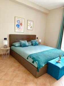 1 dormitorio con 1 cama grande con almohadas azules en La Casa di Maurizio en Montefiascone