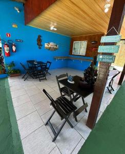 un patio con sillas y una mesa en un restaurante en Pousada Pé Na Areia - ilha do mel, en Paranaguá