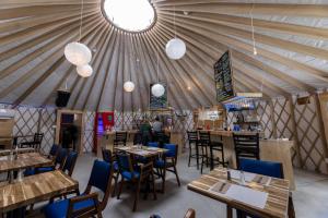 un comedor con mesas y sillas en una yurta en Yourte expérience Charlevoix, en La Malbaie