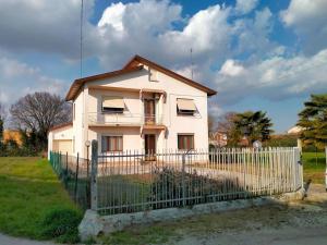 Biały dom z płotem przed nim w obiekcie Ca' Molino Giare 1 w mieście Mira