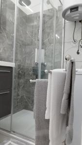 y baño con ducha y toallas blancas. en Apolonija, en Rijeka 20 fotos más