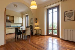 uma cozinha e sala de jantar com mesa e cadeiras em BePlace Apartments in Lotto em Milão