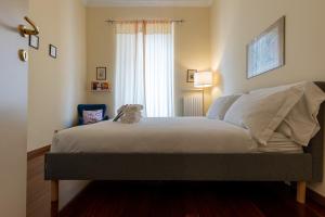 um quarto com uma cama com um urso de peluche em BePlace Apartments in Lotto em Milão