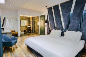 Postel nebo postele na pokoji v ubytování Asi Rooftop Hotel
