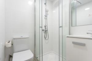 ein Badezimmer mit Dusche, Toilette und Waschbecken in der Unterkunft Rocas del Mar in Mijas + 34 Fotos