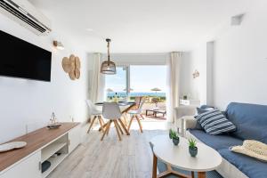 Ein Sitzbereich in der Unterkunft Rocas del Mar