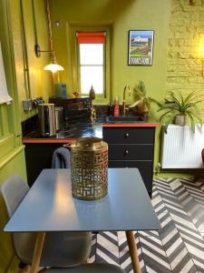 uma cozinha com uma mesa com um cesto em Lepine- Holiday apartment in sunny Folkestone em Kent