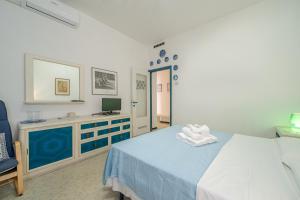 um quarto de hospital com uma cama e uma televisão em INTO THE BLUE Lavagna Seaside Flat em Lavagna