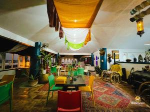uma sala de jantar com cadeiras coloridas e uma mesa em Utopia Island Resort em Batangas City
