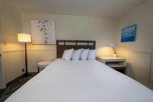 Postel nebo postele na pokoji v ubytování Depe Dene Lakeside Resort