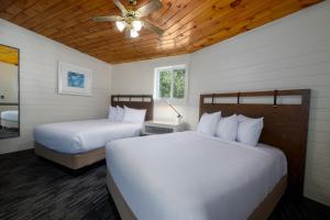 Postel nebo postele na pokoji v ubytování Depe Dene Lakeside Resort
