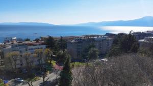 uitzicht op een stad met de oceaan op de achtergrond bij Apolonija in Rijeka