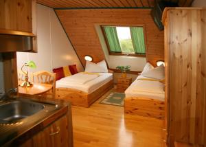 Postel nebo postele na pokoji v ubytování Hotel Asperner Löwe + 37 fotografií