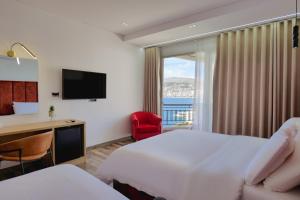 Postel nebo postele na pokoji v ubytování Asi Rooftop Hotel