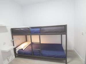 エル・プエルト・デ・サンタマリアにあるLightbooking Ancora Cádizの二段ベッド2組が備わる客室です。