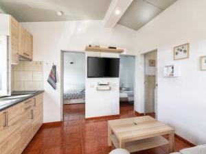 cocina con mesa y TV en una habitación en Lightbooking El Remo, en El Remo