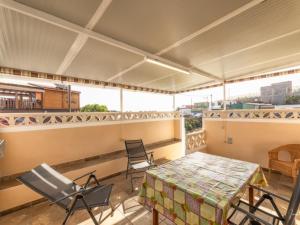 una camera con tavolo e sedie sul tetto di Lightbooking El Remo a El Remo