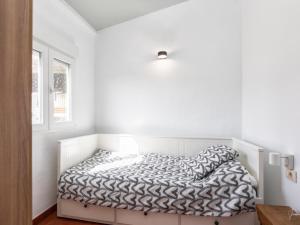 1 dormitorio con 1 cama con edredón blanco y negro en Lightbooking El Remo, en El Remo