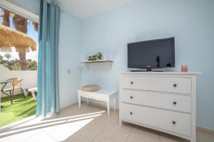 TV a/nebo společenská místnost v ubytování Lightbooking Oasis Royal Corralejo