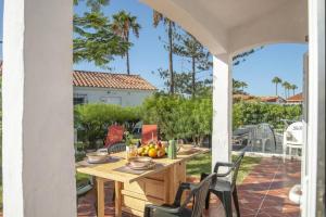 patio con tavolo e sedie di Lightbooking Los Arcos Playa Inglés 174 a Playa del Ingles