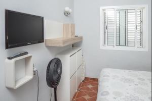 Camera con TV, ventilatore e finestra. di Lightbooking Los Arcos Playa Inglés 174 a Playa del Ingles