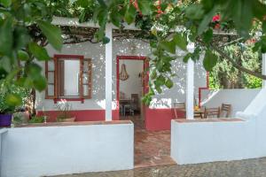 uma casa com uma porta vermelha e branca em Lightbooking Praia Fabrica Algarve em Vila Nova de Cacela
