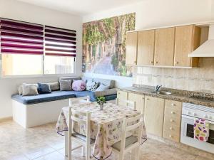 uma cozinha com uma mesa e um sofá num quarto em Lightbooking Aloe Las Playitas Beach em Las Playitas