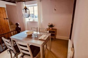 a dining room with a table and chairs and a dining room at Hideaway Cottage Sleaford in Sleaford
