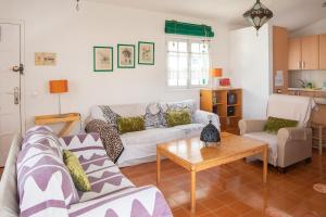 un soggiorno con divano e tavolo di Casa Carmen Agaete Vista al Mar ad Agaete