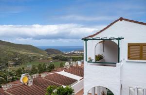 una casa bianca con vista sull'oceano di Casa Carmen Agaete Vista al Mar ad Agaete