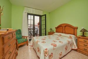 アガエテにあるLightbooking Agaete El Turmanのベッドルーム1室(ベッド1台、ドレッサー、椅子付)