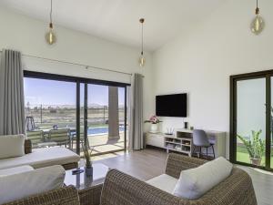 TV a/nebo společenská místnost v ubytování Lightbooking Villa El Molino piscina privada climatizada