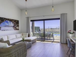 Bazén v ubytování Lightbooking Villa El Molino piscina privada climatizada nebo v jeho okolí