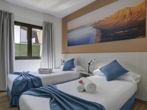 Postel nebo postele na pokoji v ubytování Lightbooking Villa El Molino piscina privada climatizada + 19 fotografií