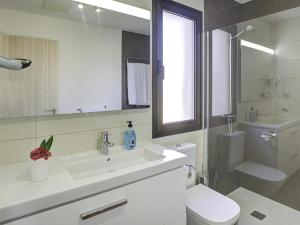 Koupelna v ubytování Lightbooking Villa El Molino piscina privada climatizada