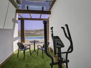 Fitness centrum a/nebo fitness zařízení v ubytování Lightbooking Villa El Molino piscina privada climatizada