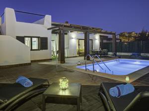 Bazén v ubytování Lightbooking Villa El Molino piscina privada climatizada nebo v jeho okolí