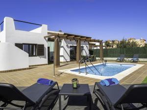 Bazén v ubytování Lightbooking Villa El Molino piscina privada climatizada nebo v jeho okolí