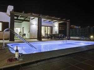 Bazén v ubytování Lightbooking Villa El Molino piscina privada climatizada nebo v jeho okolí
