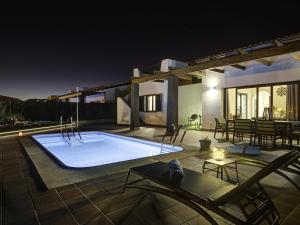 Bazén v ubytování Lightbooking Villa El Molino piscina privada climatizada nebo v jeho okolí
