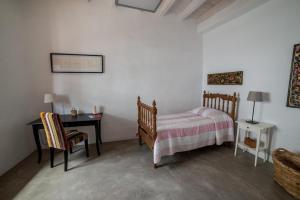 アリアにあるLightbooking Haría Lanzaroteのベッドルーム1室(ベッド1台、テーブル、デスク付)