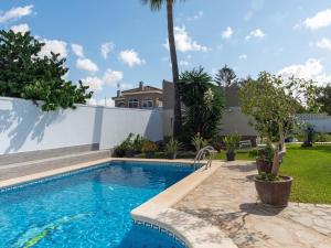 una piscina en el patio trasero de una casa en Lightbooking Blanca Paloma Cádiz en El Puerto de Santa María