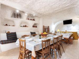 A restaurant or other place to eat at Lightbooking Casa cueva Las Teresitas Tenerife