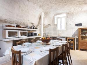 una cocina con mesa con sillas y una cocina con mesa en Lightbooking Casa cueva Las Teresitas Tenerife, en Lomo de Mena