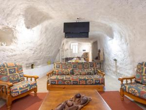 Habitación con 1 cama, 2 sillas y mesa. en Lightbooking Casa cueva Las Teresitas Tenerife, en Lomo de Mena
