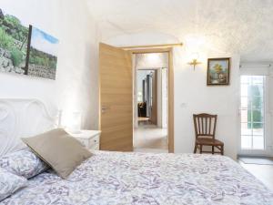 Lomo de MenaにあるLightbooking Casa cueva Las Teresitas Tenerifeのベッドルーム1室(ベッド1台、椅子1脚、ドア付)