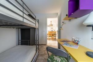 Mały pokój z łóżkiem piętrowym i biurkiem w obiekcie Lightbooking Telde Lomo Salas Dey w mieście Telde