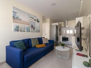 Televízia a/alebo spoločenská miestnosť v ubytovaní Nuevos Lightbooking Livian Suites Las Palmas